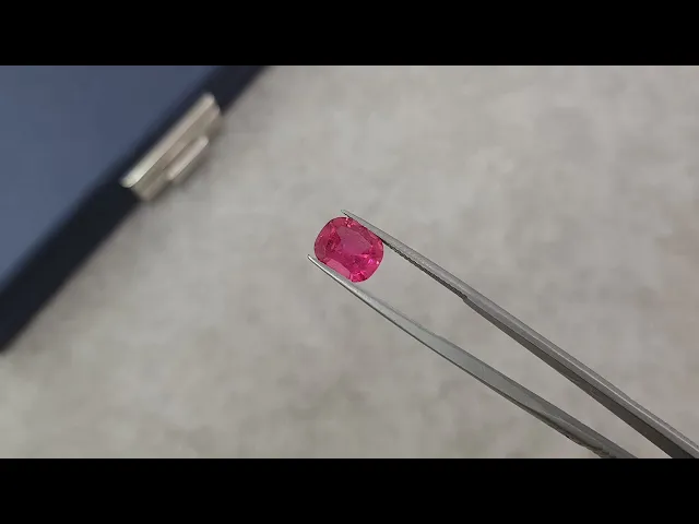 Насыщенно-розовый рубеллит в огранке кушон 2,38 карата Видео  № 1