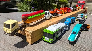 19 Tomica Long Type vehicles! Race them down the ramp and store them in the truck!