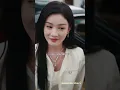 Finge‑se de namorado por dinheiro, mas duas garotas se apaixonam.