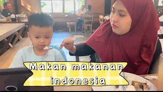 Ajak anak Vietnam makan makanan indonesia