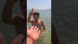 شوفوا حموده وقت يروح عالبح  شوفوا حموده وقت يروح عالبح