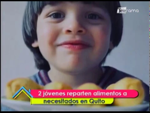 2 jóvenes reparten alimentos a necesitados en Quito