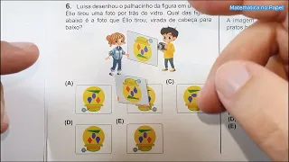 OBMEP 2026 - Luísa desenhou um palhacinho na figura em um vidro. Hélio tirou uma foto por trás