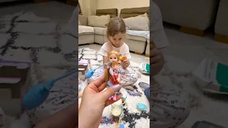 صفا جابت اصغر هدية لرفيقتها اصغر باربي   دندنها