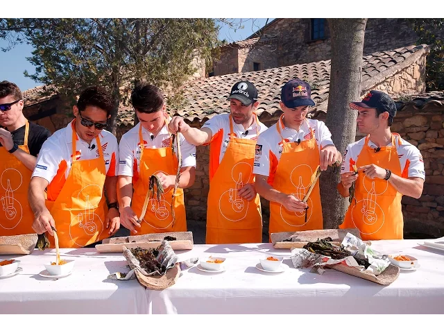 Marc Márquez enseña a Dani Pedrosa a comer 'calçots'