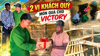 Quanglinhvlogs || 2 Vị Khách Quý Tới Thăm Nhà Sàn - Món Quà Bất Ngờ Cho Victory.