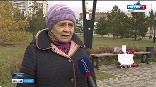 Горожане несут к Успенскому собору цветы и свечи в память о жертвах трагедии в Керчи