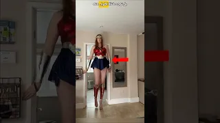 أطول رجل في العالم لا يستطيع ركوب سيارته           دندنها
