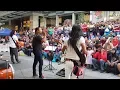Download Lagu ANTARA GADIS-kumpulan DINAMIK feat Sentuhan buskers,nyanyi dengan penonton