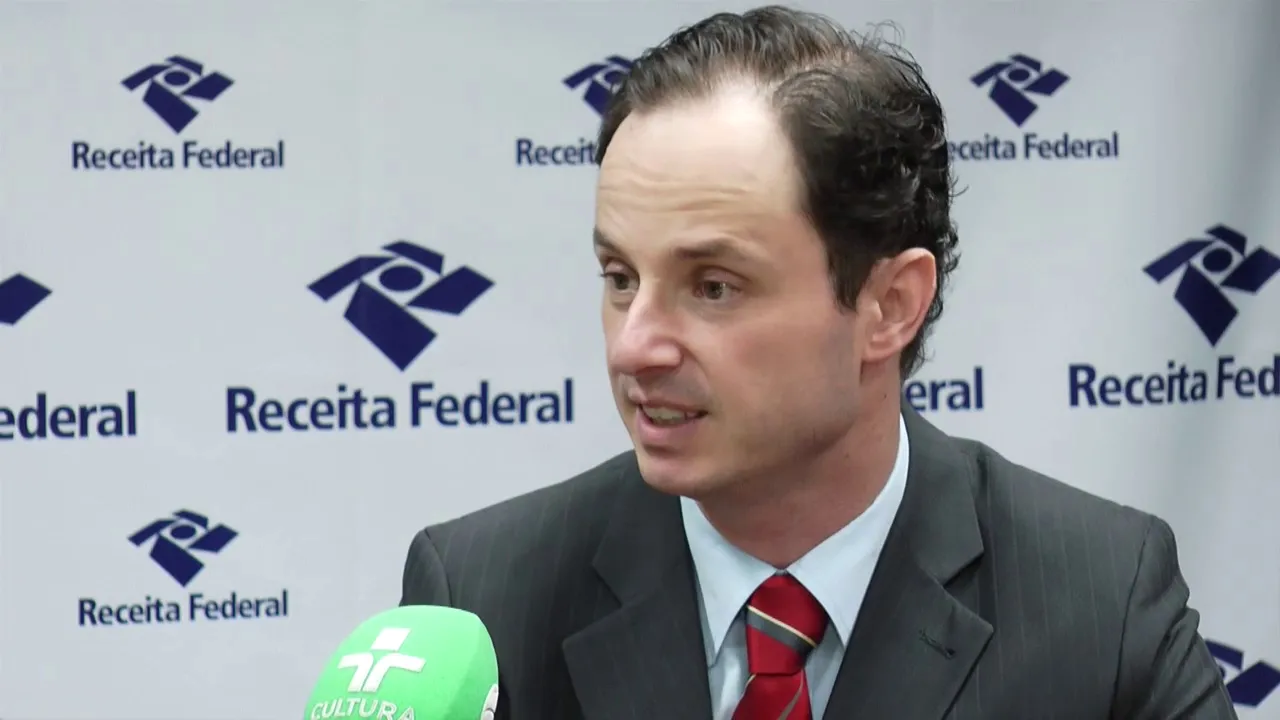 Casa da Criança Peniel realiza bazar de produtos doados pela Receita Federal. 