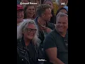 Tennis Dennis raggar upp publiken