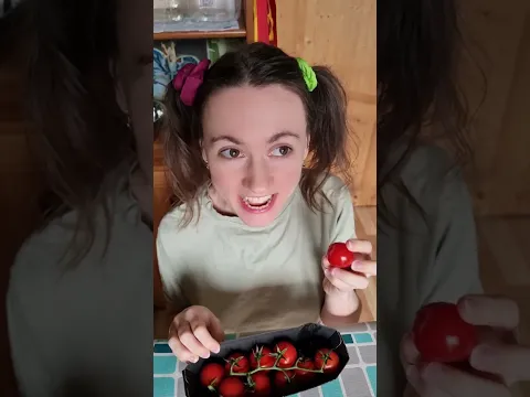 Мама выбирает томаты