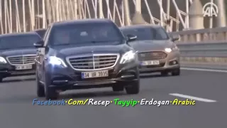 أردوغان يقود سيارته على جسر السلطان سليم الأول وبجانبه زوجته أمينة أردوغان 
