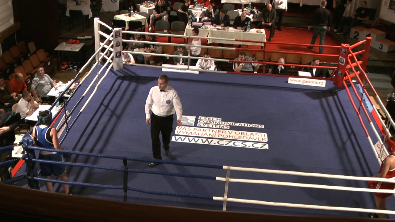 semifinále MCR boxu Jicin 7 12 2013 57kg Lucie Sedláčková vs Monika Vojtěchová 2kolo