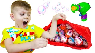 Платоха Моха играет с игрушками для детей