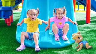 أليس وبيبي دول يلعبان في الملعب الخارجي دندنها