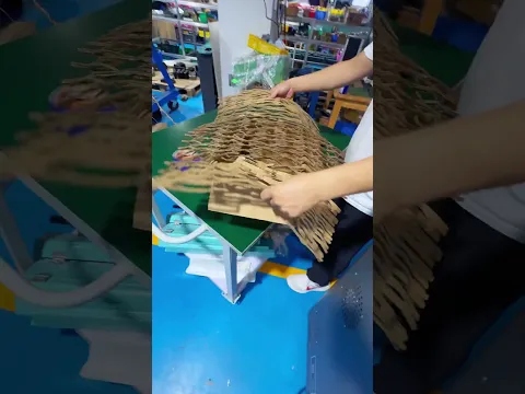 Hören Sie auf, Schaumverpackungen zu kaufen! Altkartons können durch eine Maschine in Verpackungsmaterial umgewandelt werden.