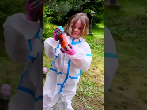 Maya y su mamá están pintando las paredes de la casa