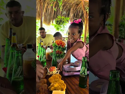 Al papá de Isabella le llega la comida de primero en el pueblo