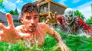 HAY ALGO VIVO EN EL FONDO DE MI PISCINA TOXICA !!