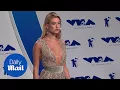 Video di Hailey Baldwin stuns and sparkles at the 2017 VMAs red carpet - Daily Mail