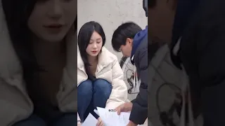 تجربة اجتماعية بشوارع كوريا  ردة فعلهم لطيفة                                              دندنها