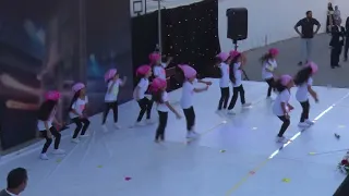   فقرة اللغة الإنجليزية                      من حفل تخريج طلبة روضة الأوائل الدولية   الفوج الرابع   دندنها
