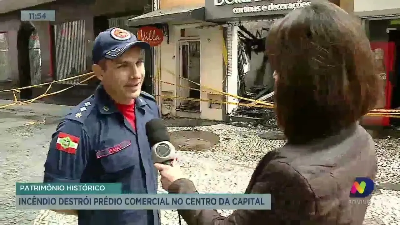 Incêndio destrói prédio comercial no Centro de Florianópolis