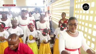 utukuzwe kwaya ya mt theresia wa mtoto yesu mbezi mwisho dsm waumini wakipeleka vipaji