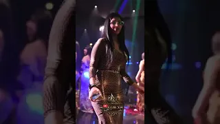 لون الشفة الريانة احمر وردي 