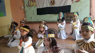 استعراض فرعونى سنوحى مع تامر حسنى من روضة مدرسة شبرا البلد الرسمية للغات 