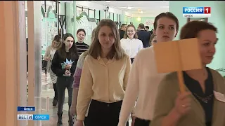 Сегодня омские школьники начали сдавать единый госэкзамен