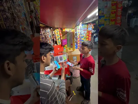Oye, hermano, por favor dame un teléfono gratis a mí también.