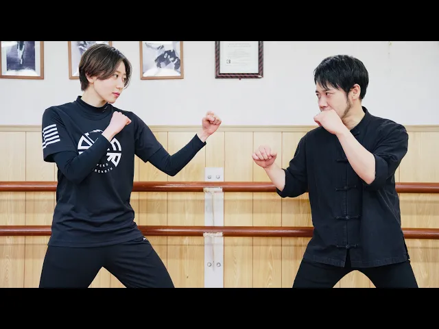 Don't look! Feel! The Female World Karate Champion learns "Jeet Kune Do".  With 27 Subtitles!