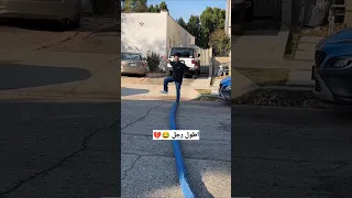 شاب أنصدم من صديقه بسبب أرجله الاطوال Shorts 