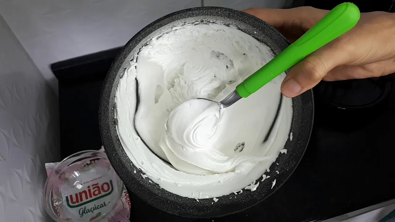 Ganache no ponto certo para cobrir cupcake. 