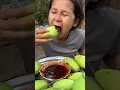 Makan buah mangga muda dan sambal