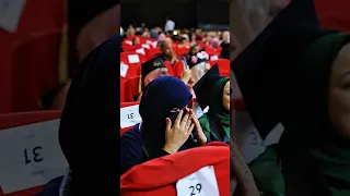 عيطت من الفرحة فاجئت زوجتي بغنوة تخرجها هنيئا بالتخرج يا حياتي بشرانا النجاح 