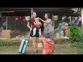 Download Lagu Hien said goodbye to the family she had been with for 23 years to move to a new place with Khoa.