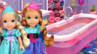 Doll bath time Elsa Anna toddlers - bubble fun