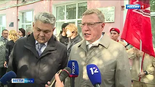 В Омске открыли мемориальную доску ветерану Великой Отечественной войны, писателю и журналисту Кемелю Токаеву