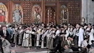 زفة استقبال قداسة البابا شنودة الثالث قداس عيد القيامة المجيد 2000 خورس الاكليريكية بقيادة 