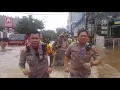 Download Lagu Video Polisi Evakuasi Korban Banjir di Benhil, Tanah Abang dan Cipinang Melayu