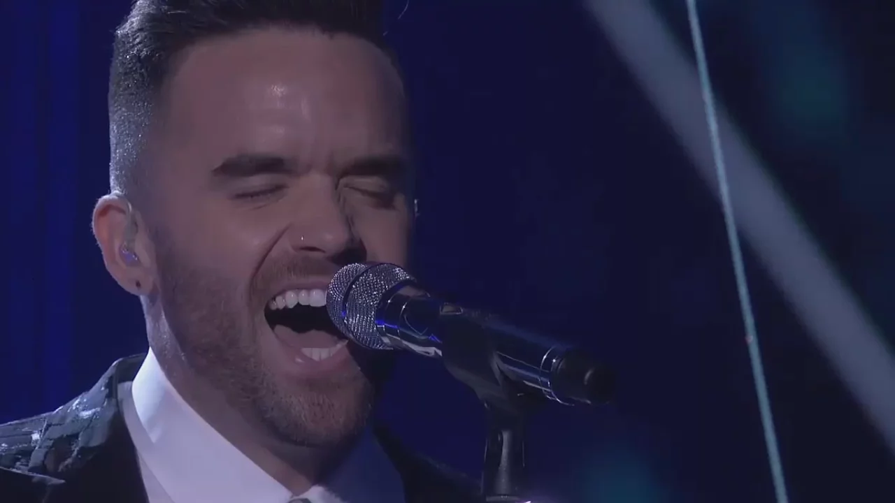 Brian Justin Crum: AMAZING VOCALS with Phil Collins hit song "IN THE AIR TONIGHT"