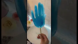 خلودة بدو مثلجات على شكل كفوف انسان 