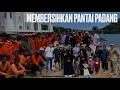 Download Lagu Bule membantu orang lokal untuk membersihkan Pantai Padang