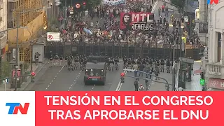 Tras aprobarse el DNU en el Congreso, varias columnas de manifestantes se acercaron a las vallas