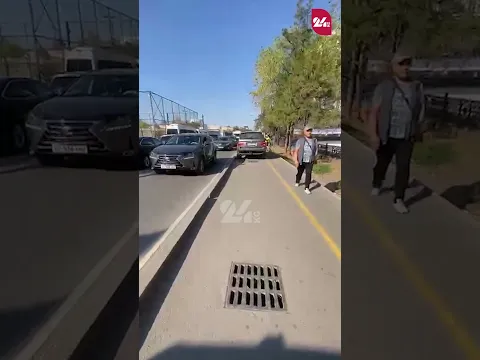 В Бишкеке водитель BMW проехал по тротуару на проспекте Айтматова