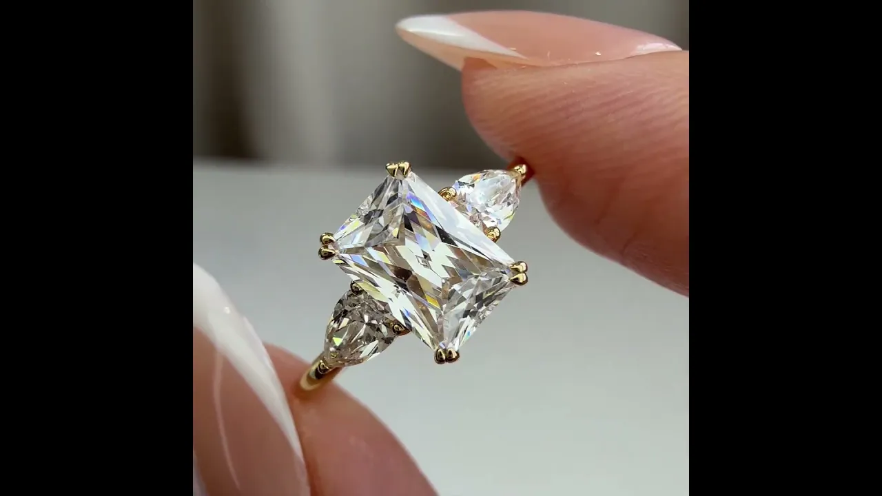 Dahlia丨1CT Radiant Cut Lab Diamond Three Stone Engagement Ring In 14K Solid Gold/Platinum