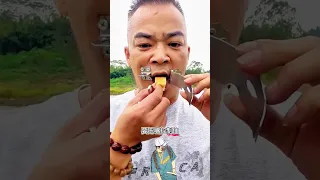    أبي رمى مفتاح فمه                 دندنها